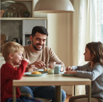 Parent partageant un petit-déjeuner calme avec ses deux enfants, moment de complicité familiale