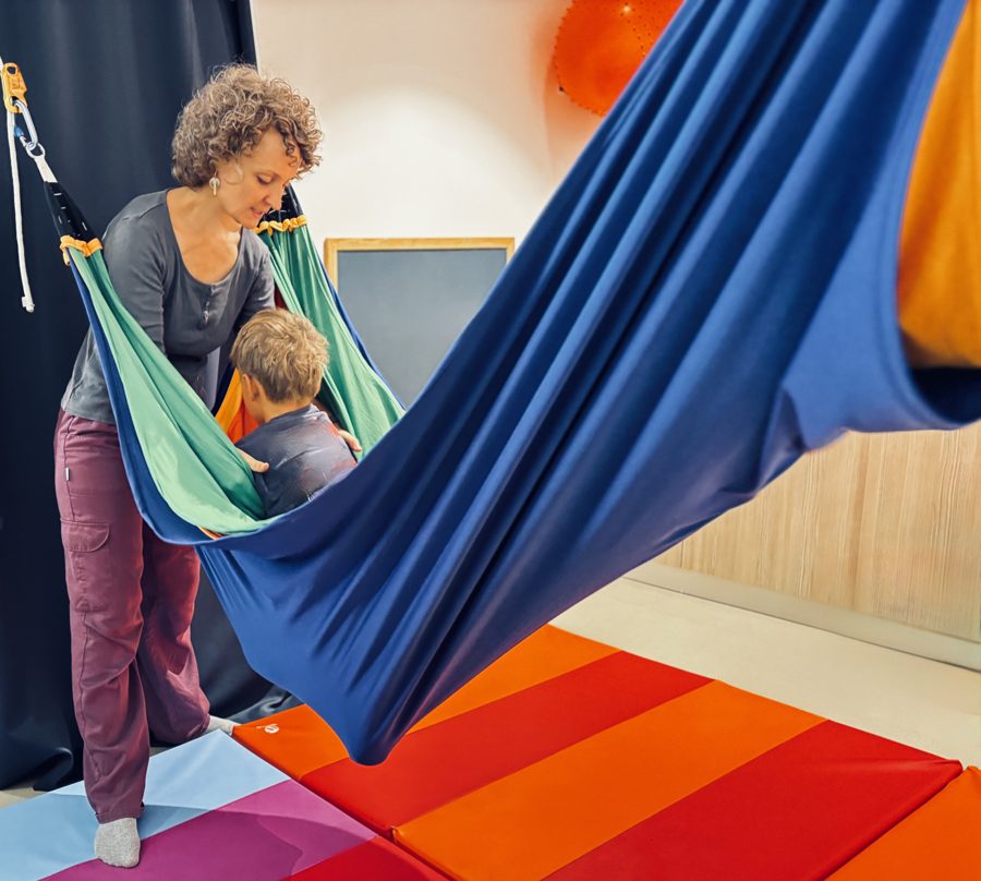 Séance d'intégration sensorielle en hamac, travail vestibulaire avec un enfant